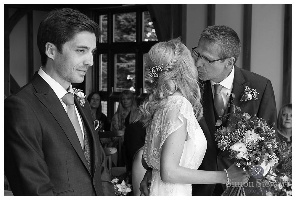 ross-hannahs-beautiful-wedding-brookfield-barn